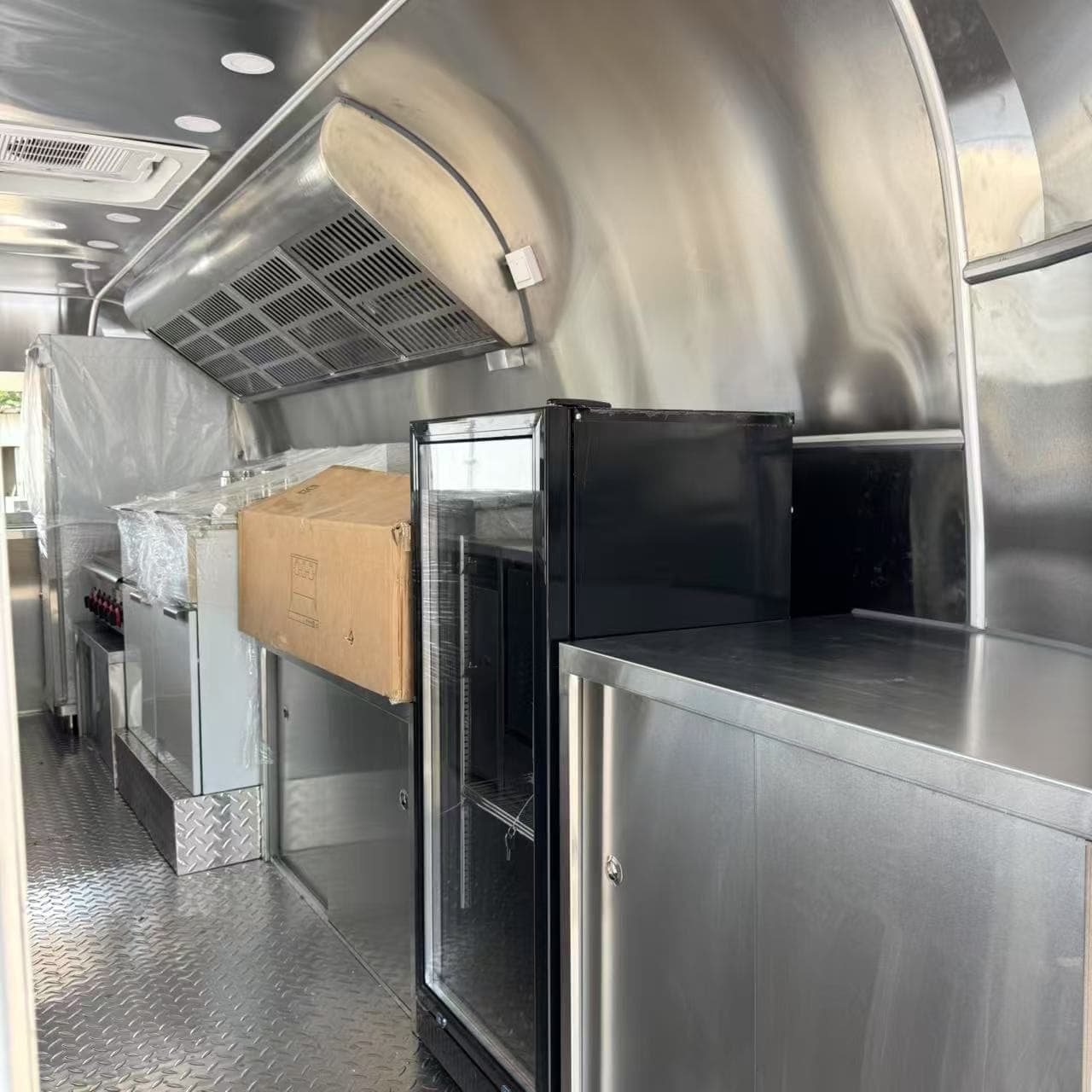 Extraction hood and refrigeration installed inside the trailer